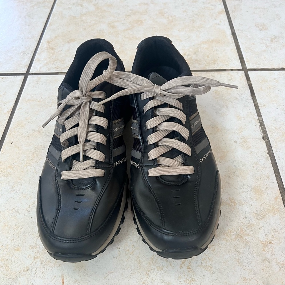 Skechers Black Sneakers with Cream Laces 2016 vibes